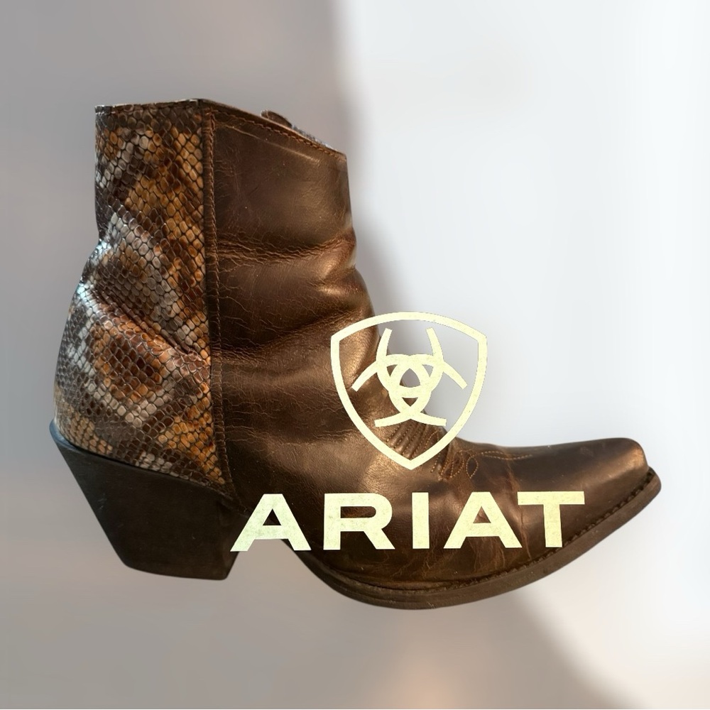 Ariat Carmelita leather zip ankle booties. Size 9